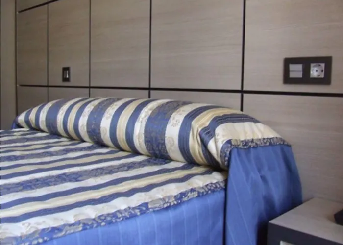 هوستال لاريوس بيت ضيافة *