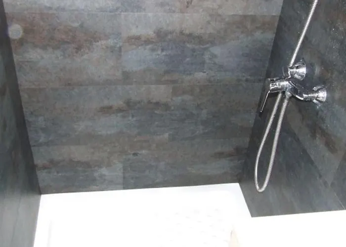 بيت ضيافة هوستال لاريوس *