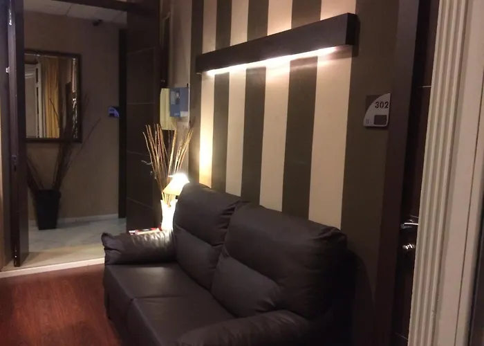 هوستال لاريوس بيت ضيافة *